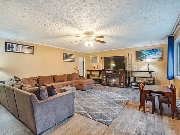 3rd image of 427 Walnut St