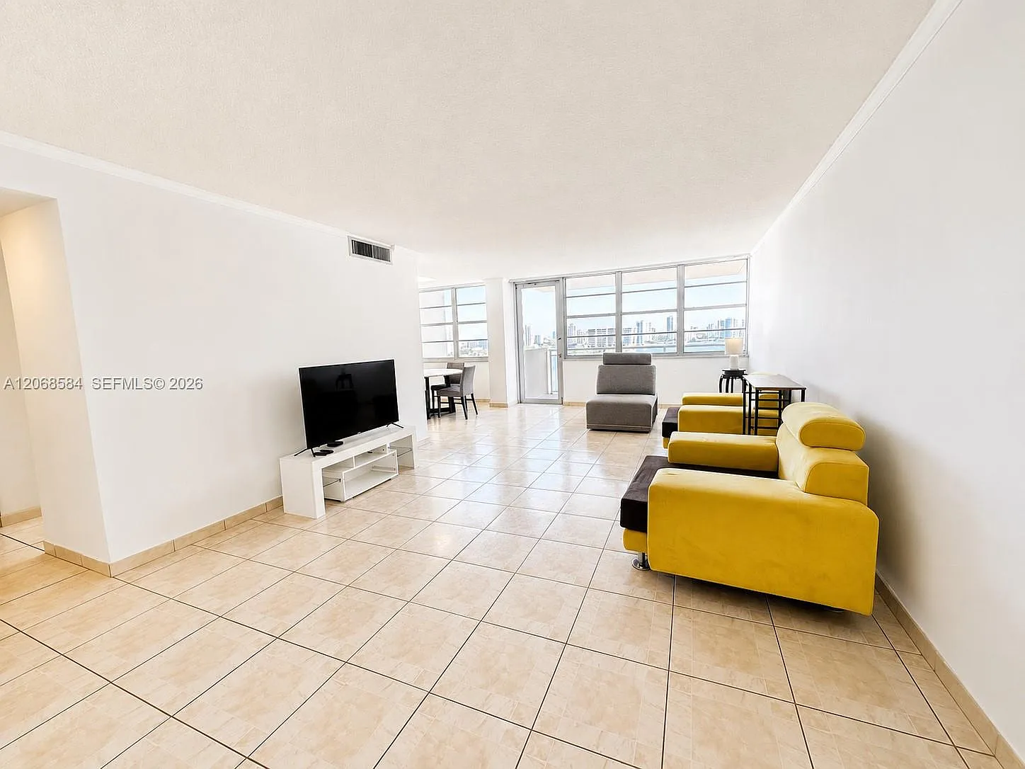 Winston Towers 100 Condo — Photo 3