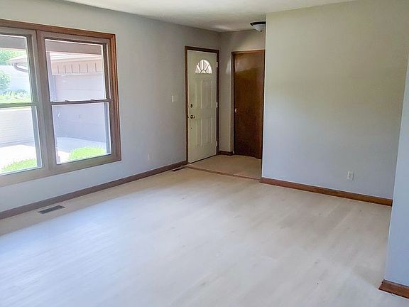 2nd image of 832 Ashland St