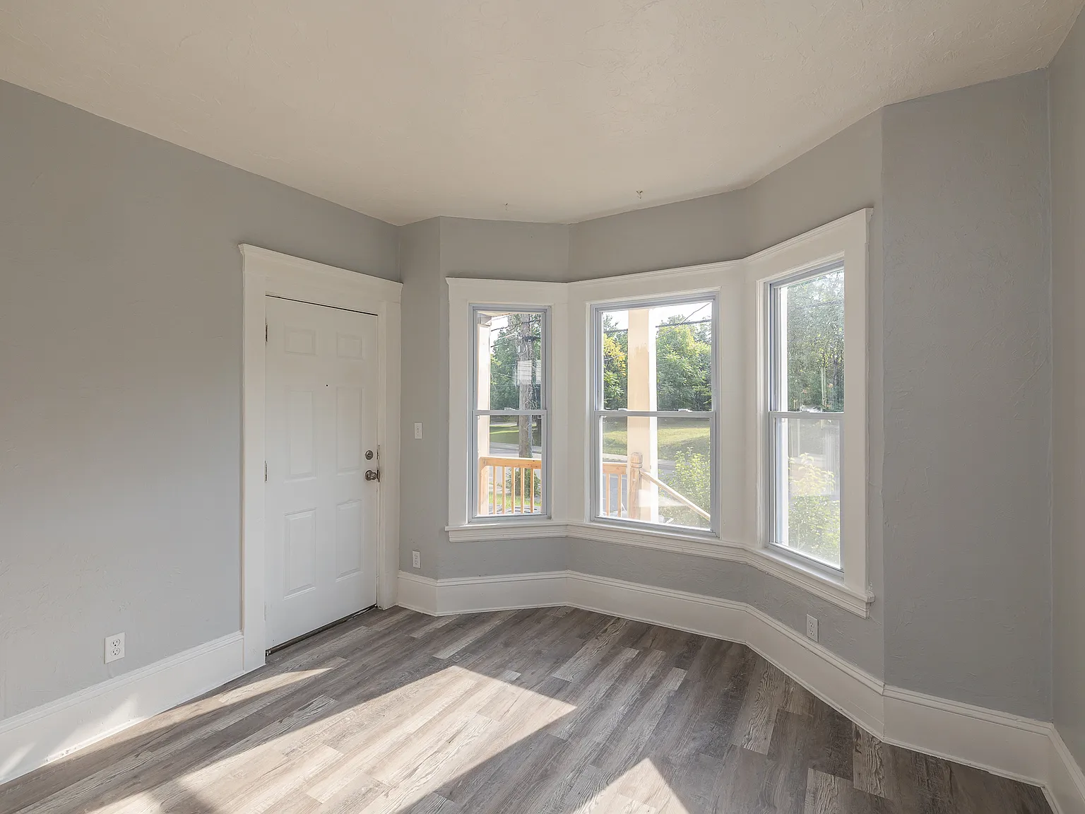 Renovated 2 Bedroom units — Photo 3