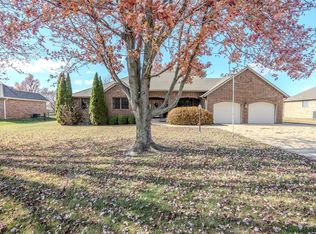 1933 Cypress Dr, Lebanon, MO 65536