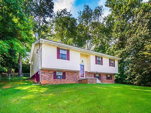 3rd image of 1409 Skyline Dr