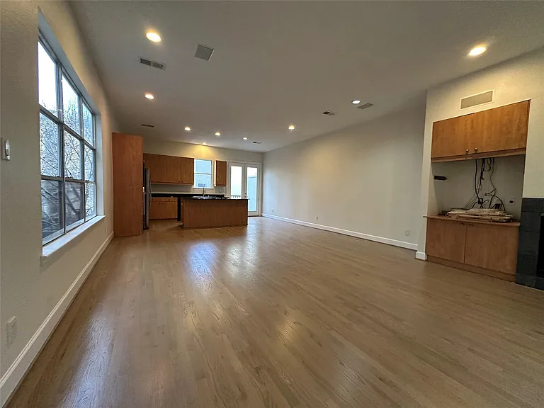 2713 Crawford St — Photo 14