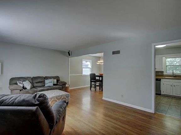 3rd image of 5434 Lamar Ave