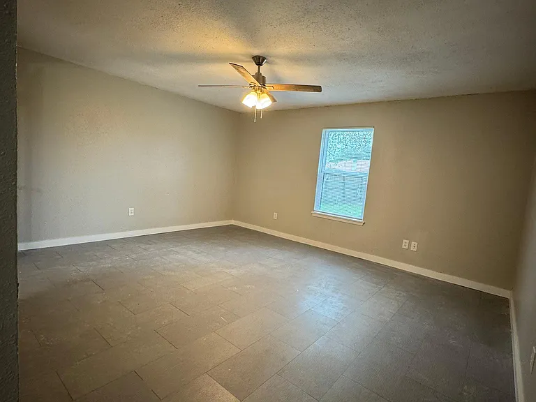 1405 Seville Dr — Photo 24