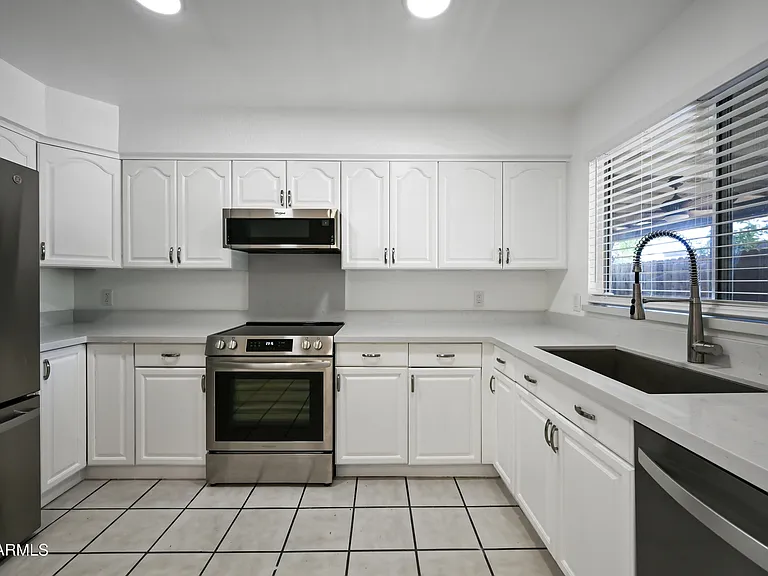 5833 W John Cabot Rd — Photo 10