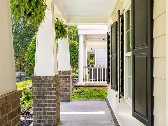 3rd image of 107 Tulip Ln