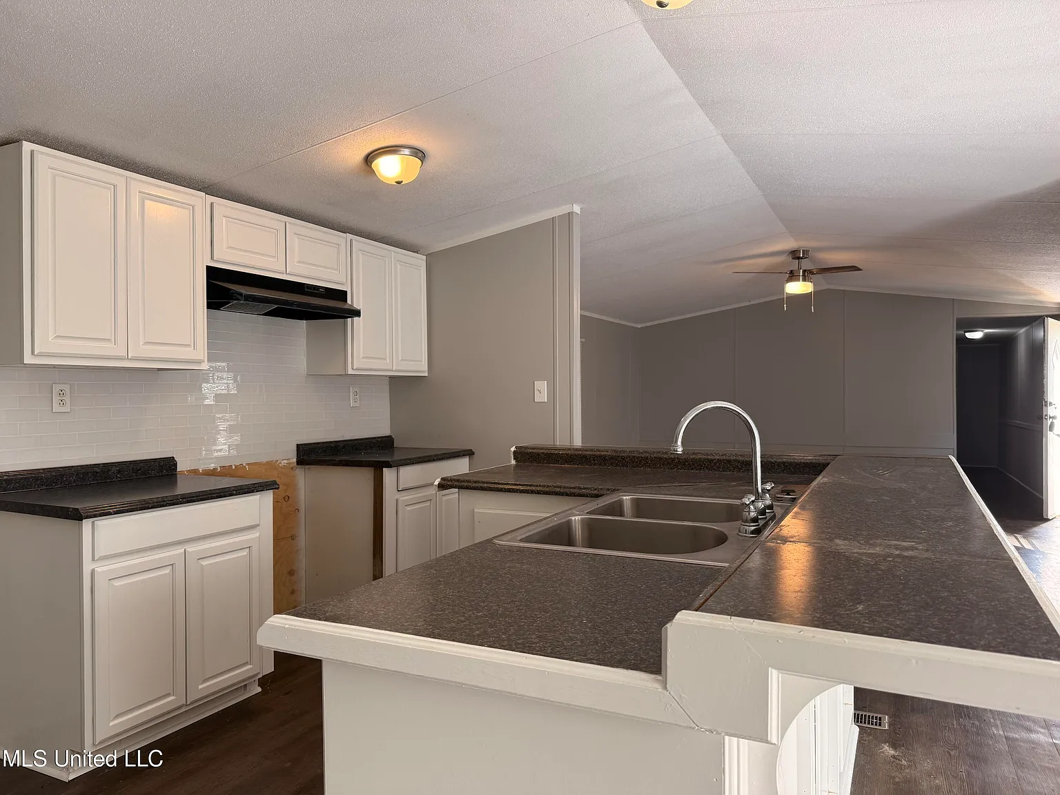 3 bed, 2.0 bath, 1376 sqft, $1,000 — Photo 3