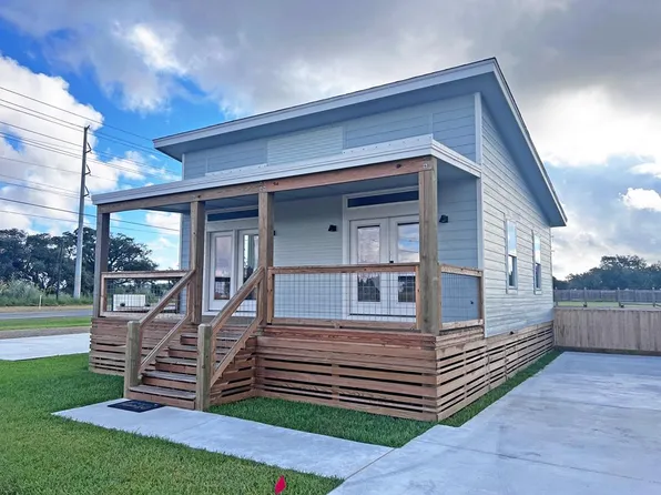 106 Landry Cir, Rockport, TX 78382