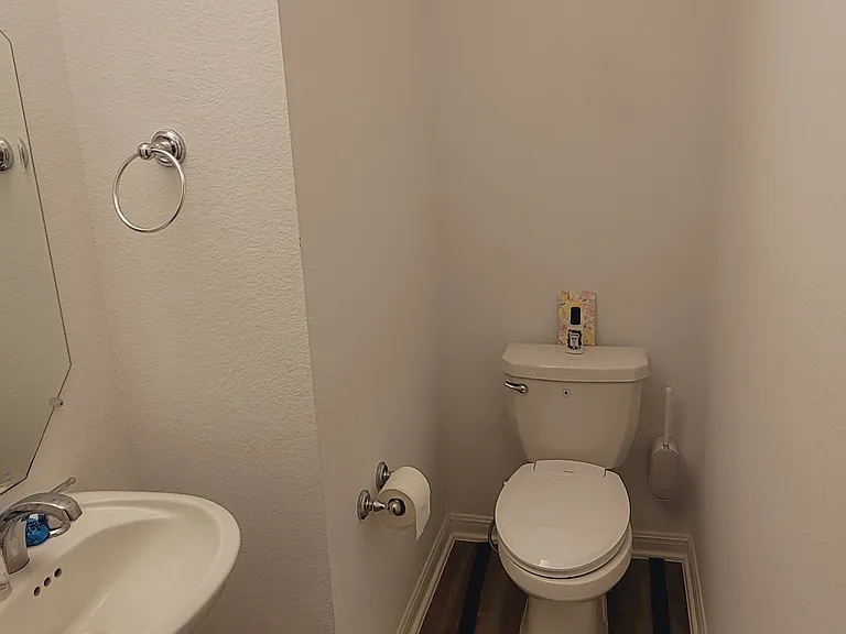Powder room / Half Bath