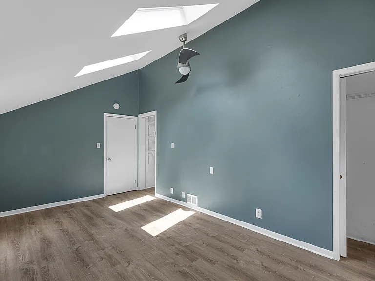 5577 N Kent Ave — Photo 18