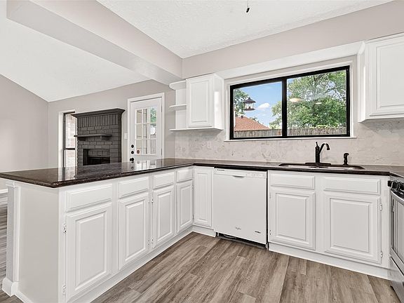 4th image of 2031 Woodhue Dr