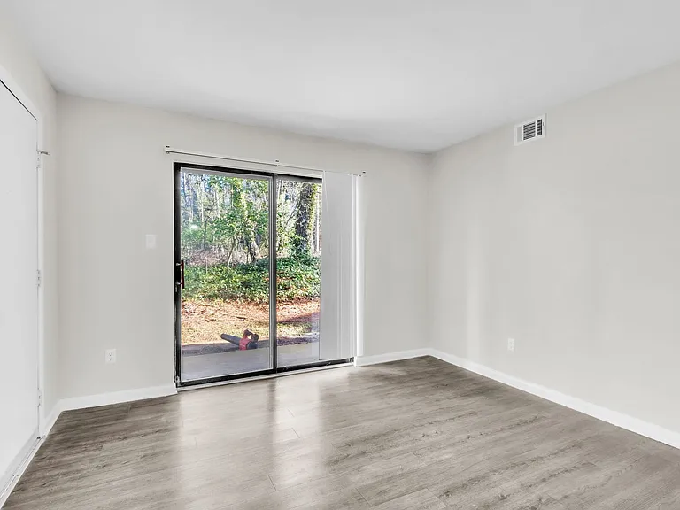 Country Creek Apartments — Photo 5