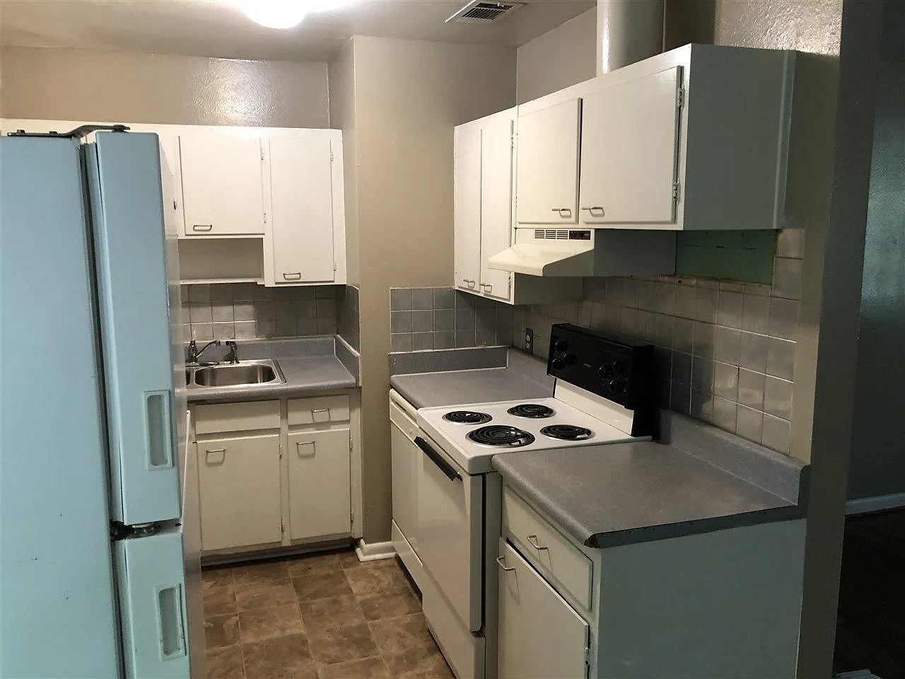 3 bed, 1.0 bath, 888 sqft, $1,350 — Photo 3