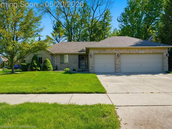 21527 N Tangel Dr E, Macomb, MI 48044