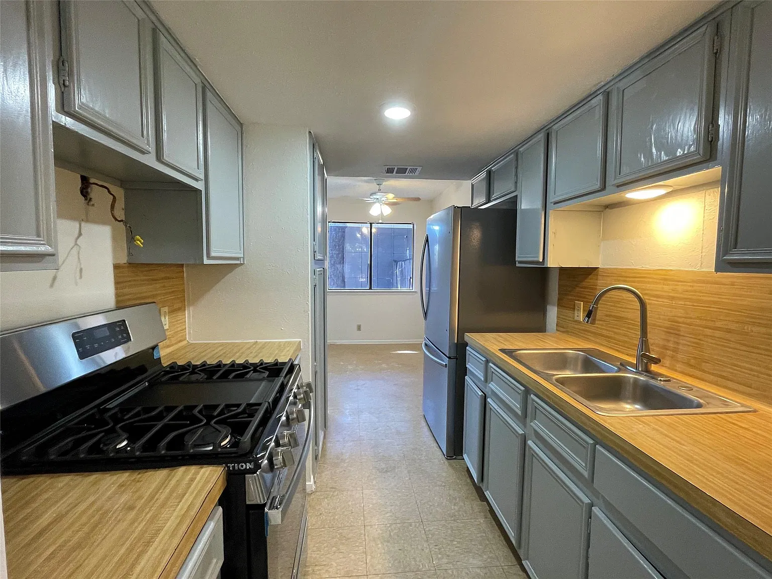 2 bed, 1.5 bath, 950 sqft, $1,395 — Photo 3