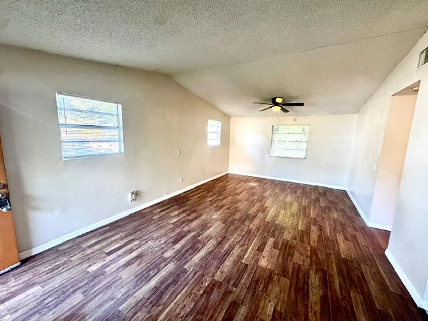 Charming 2 bedroom — Photo 3