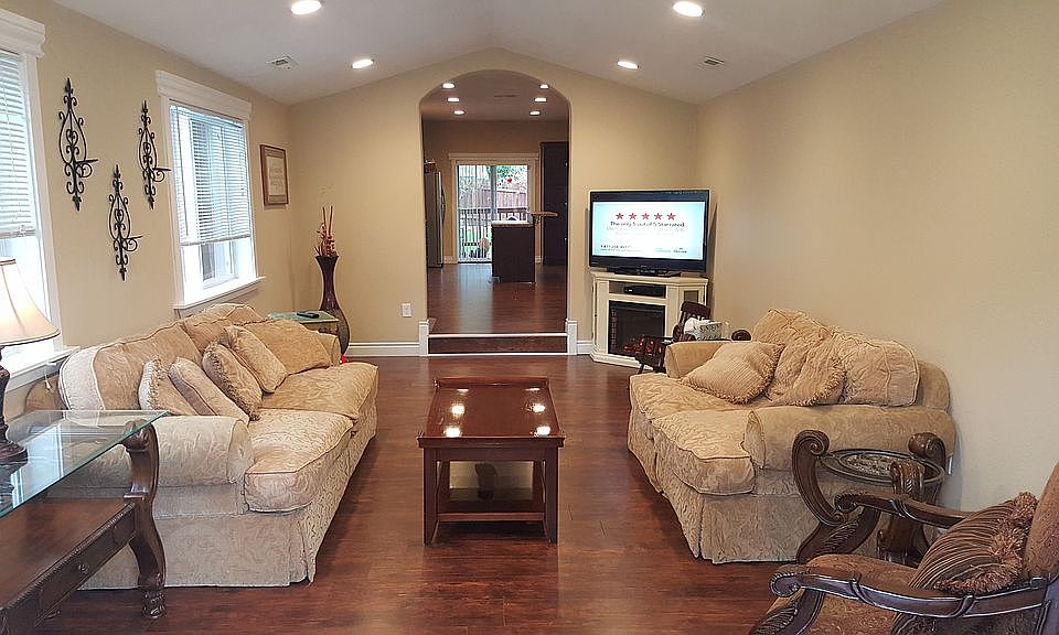 Main entrance livingroom 