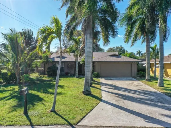 699 Ixoria Avenue, Fort Pierce, FL 34982