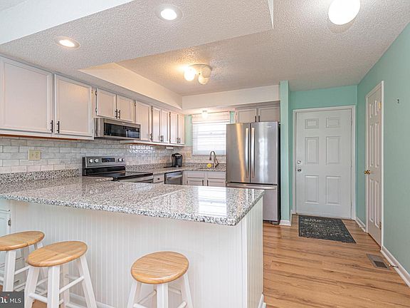 3rd image of 607 Bayshore Ct Unit 2