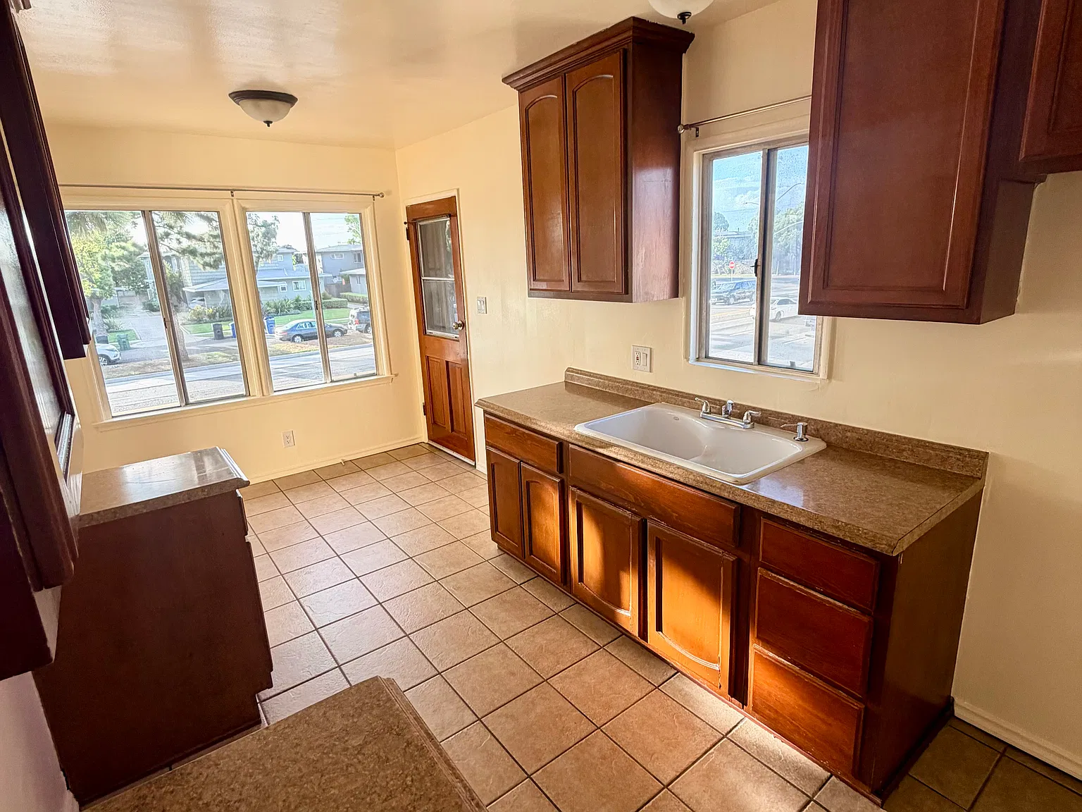 2 bed, 1000 sqft, $2,400 — Photo 2