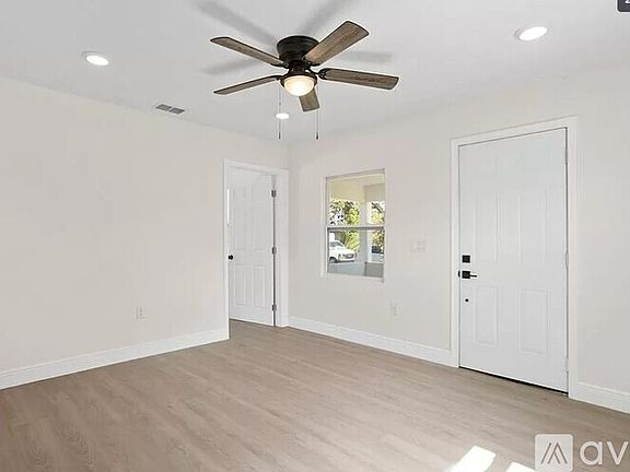 5th image of 2722 14th Ave S #1