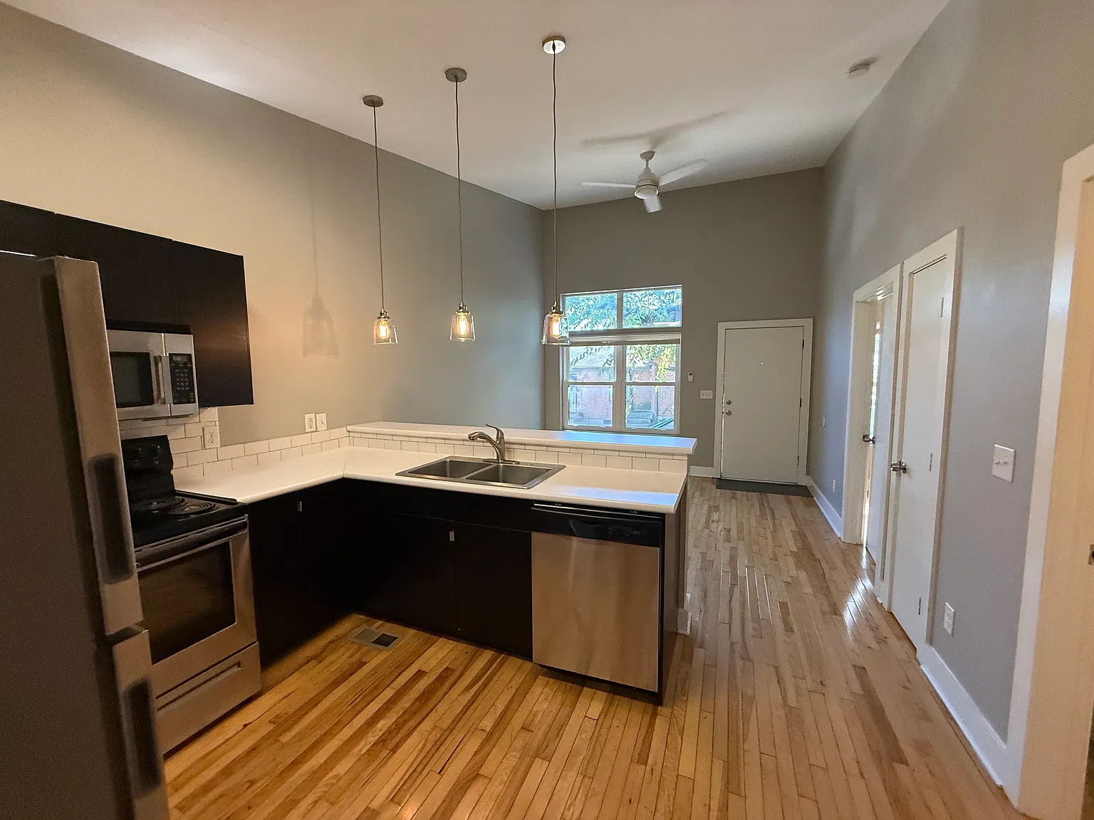 2 bed, 900 sqft, $1,800 — Photo 4