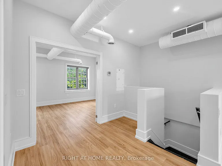 1095 Queen St E #2 — Photo 16