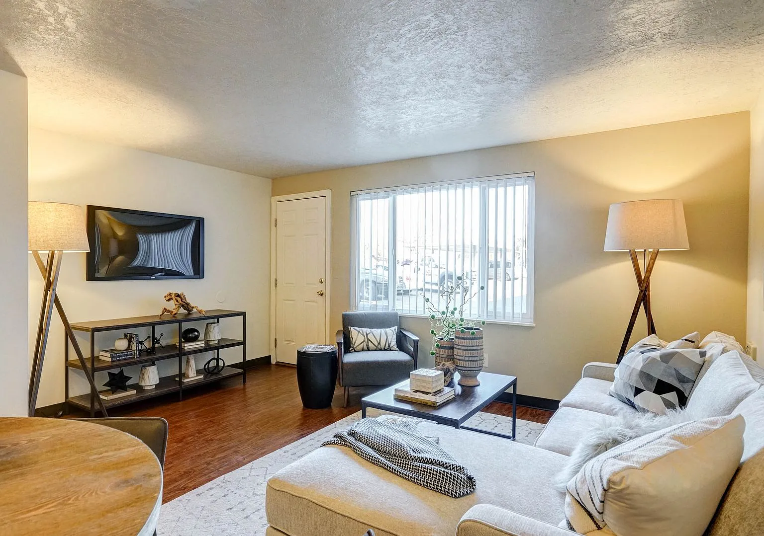 Spacious and immaculate townhomes! Free Water/Sewer/Garbage/Parking! — Photo 3