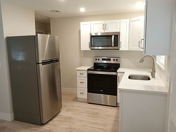 5th image of 207 Anderson St