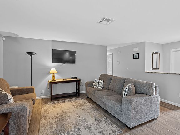 5th image of 10241 Carolina St