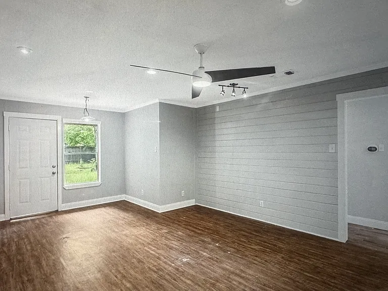 928 Duty Ave — Photo 3