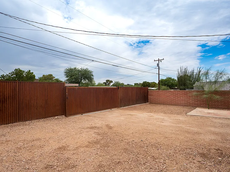 1404 E Silver St — Photo 21