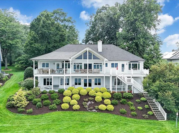 40 Spinnaker Run Ct, Moneta, VA 24121