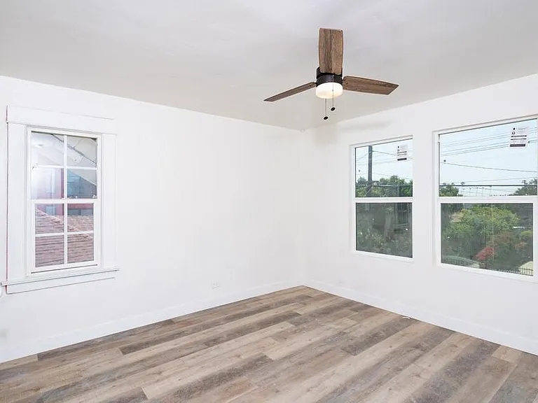 1587 W 35th Pl — Photo 7