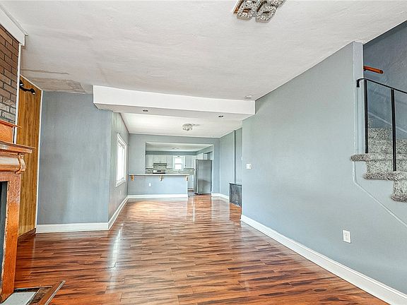 3rd image of 917 Robinson St