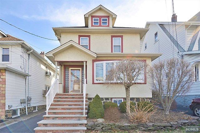 1st image of 558 Saint Pauls Ave