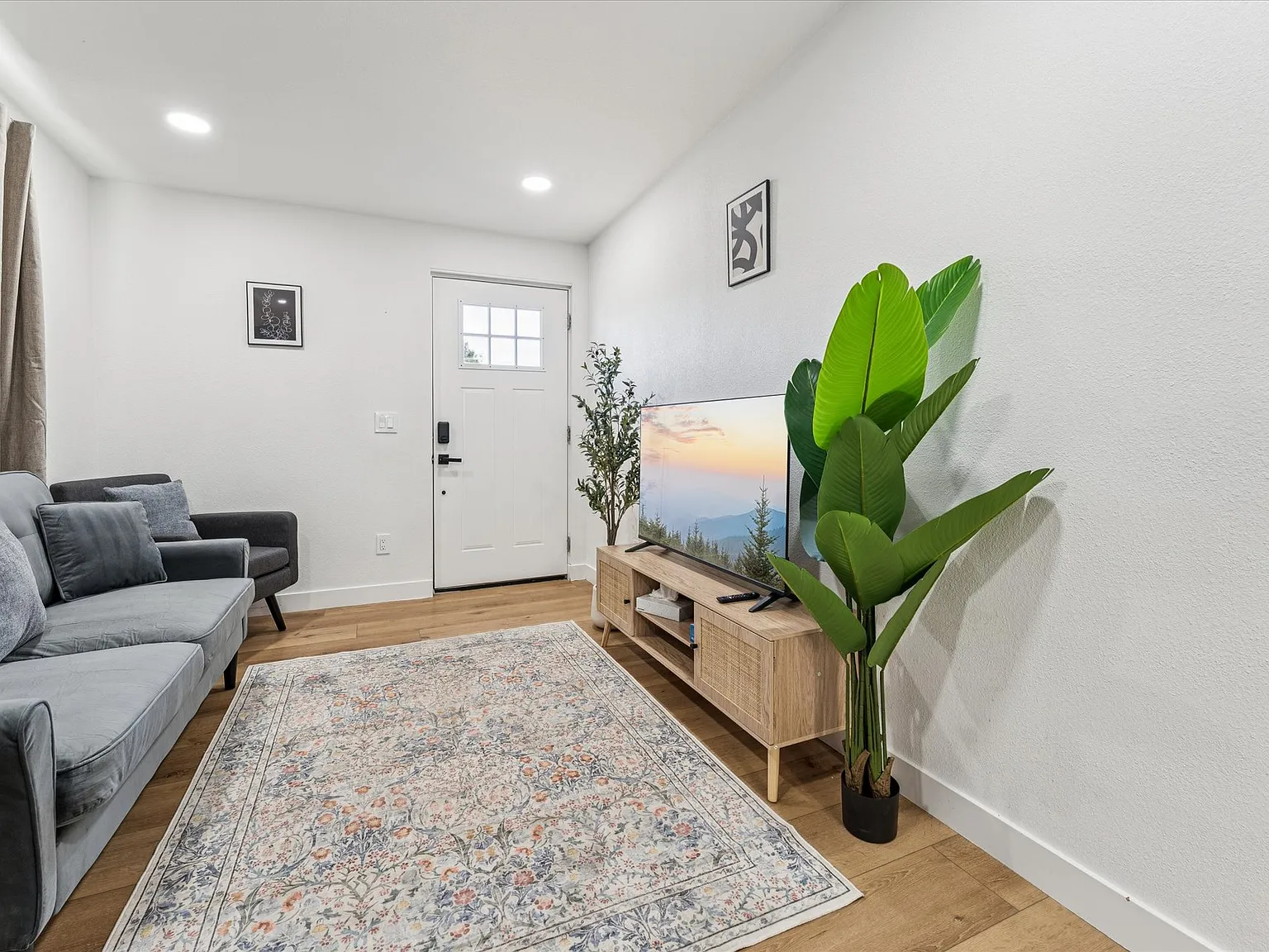 2 bed, 700 sqft, $2,500 — Photo 2