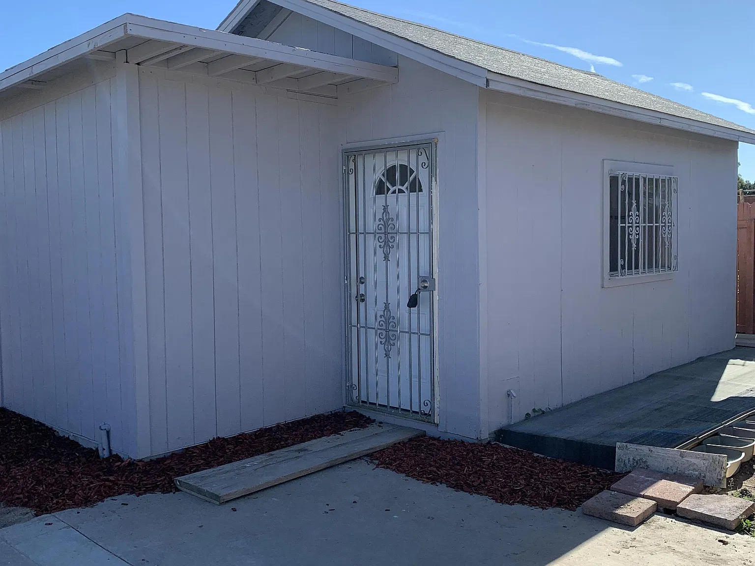 553 Carlsbad St - 3- studio — Photo 1