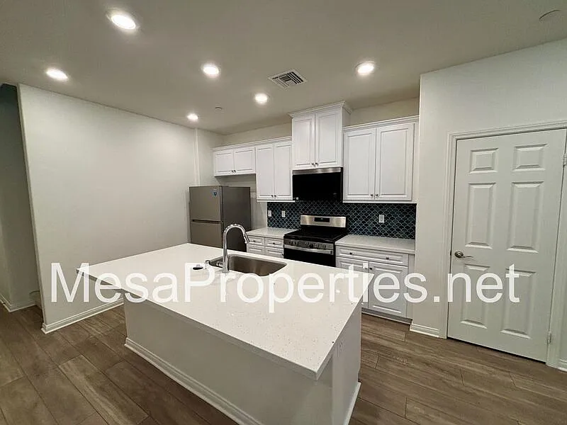 3 bed, 2.5 bath, 1338 sqft, $3,100 — Photo 3