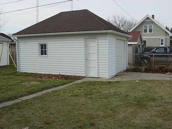 Detached garage