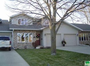 745 4th Ave SE, Sioux Center, IA 51250