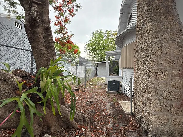 103 NW 35th St — Photo 13