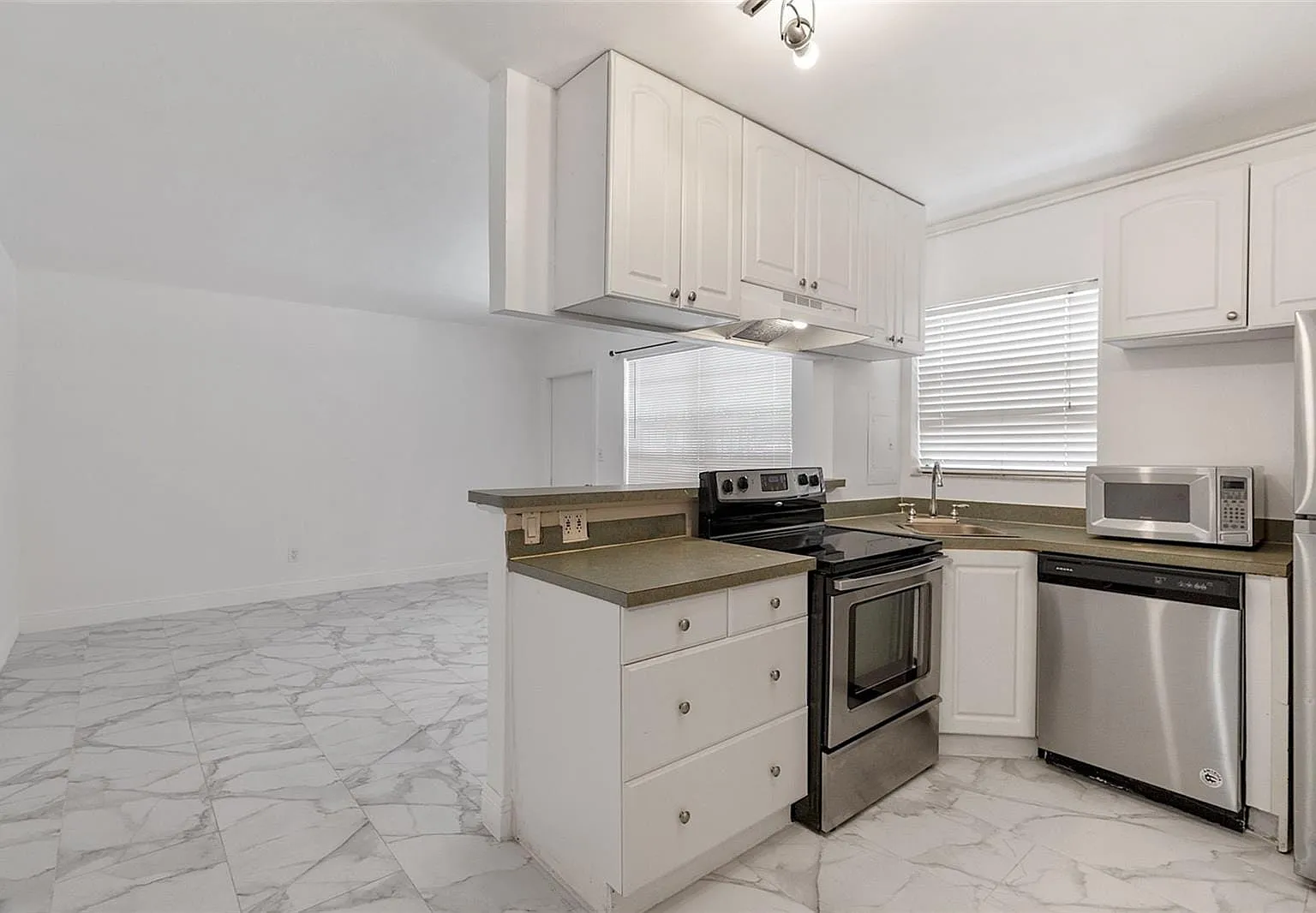 1 bed, 570 sqft, $1,850 — Photo 2