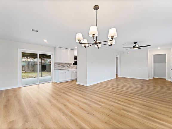 4th image of 7102 Sharpview Dr