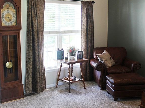 3rd image of 704 Holt Dr