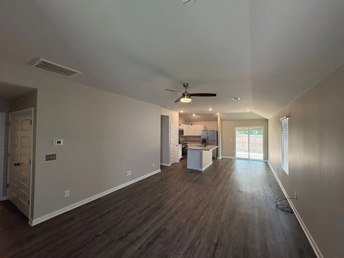 3 bed, 2 bath available for rent now! — Photo 3