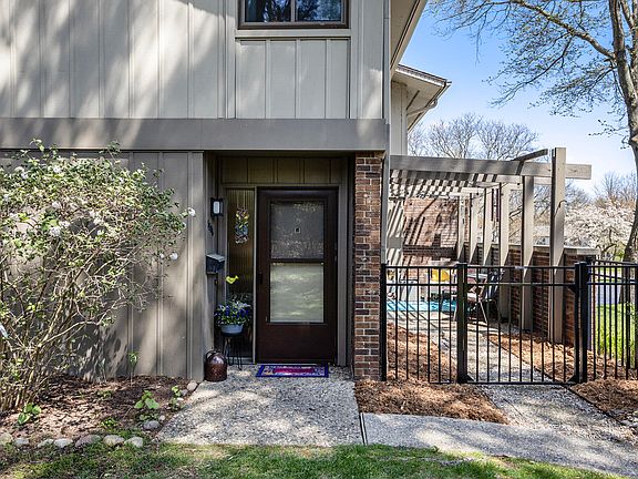 3rd image of 3806 Greenleaf Cir #1