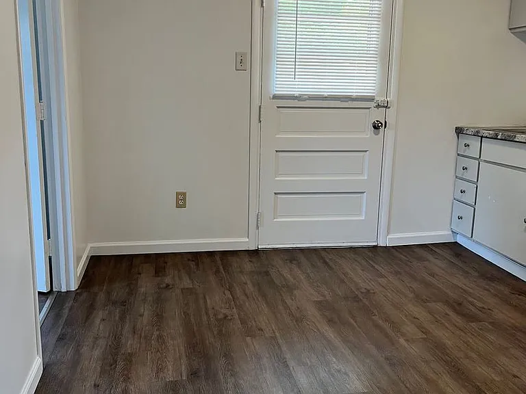 305 Vincennes Ave — Photo 5