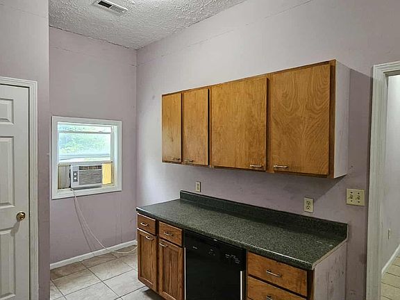4th image of 205 Leslie Ave #205